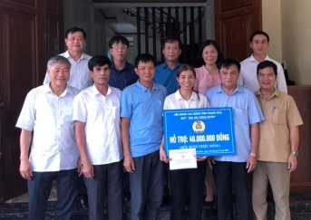 15a5db9ac0dcfdadTrao tiền hỗ trợ xây nhà cho Đoàn viên Lê Thị Chung